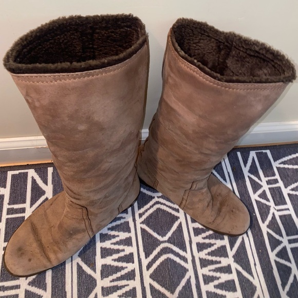 Louis Vuitton gold buckle boots - Picture 2 of 9